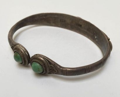 Silver metal bracelet set with turquoise...
