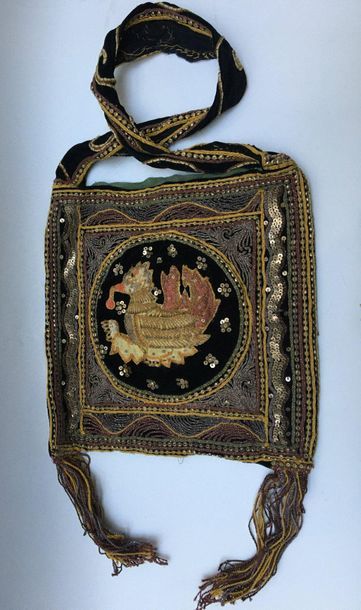 Shoulder bag embroidered on a black background...