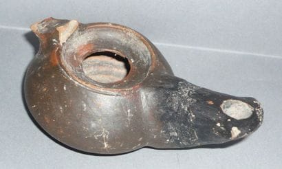 Oil lamp in pink terracotta with black glaze.

Hellenistic...