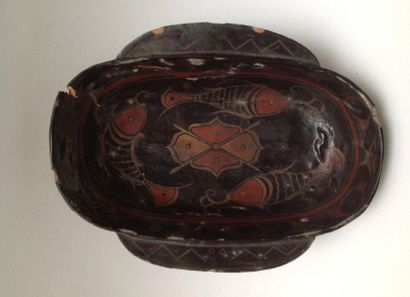 Rare lacquered finned bowl with fish decoration...