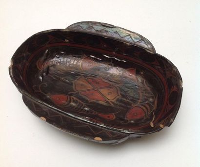 Rare lacquered finned bowl with fish decoration...