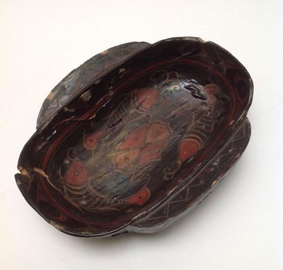 Rare lacquered finned bowl with fish decoration...