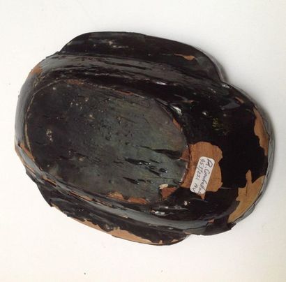 Rare lacquered finned bowl with fish decoration...