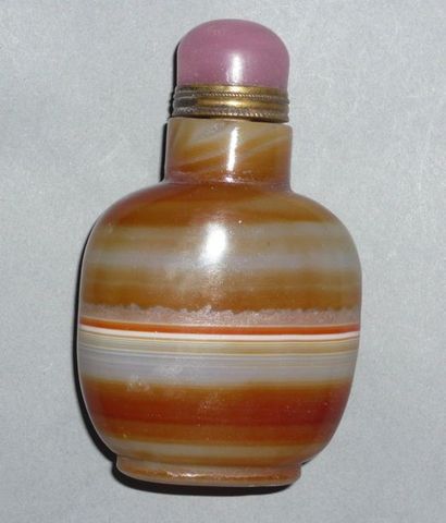 Agate snuffbox with a pink glass stopper.

20th...