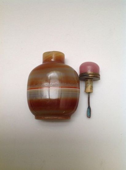 Agate snuffbox with a pink glass stopper.

20th...