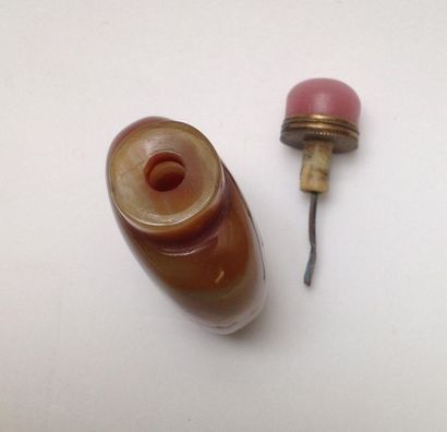 Agate snuffbox with a pink glass stopper.

20th...