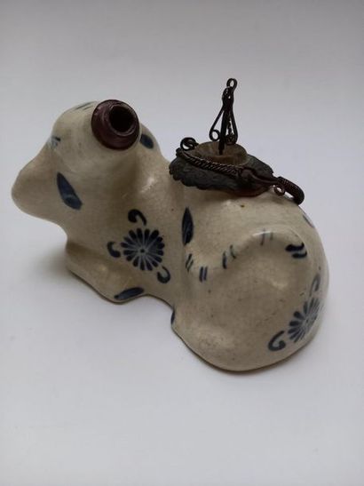 Chinese porcelain water pipe in the shape...