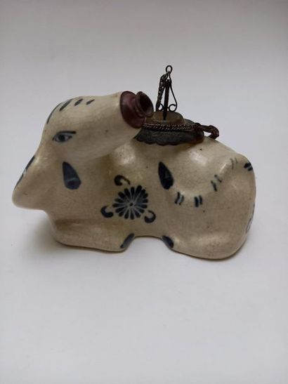 Chinese porcelain water pipe in the shape...