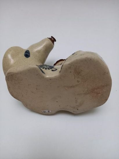 Chinese porcelain water pipe in the shape...