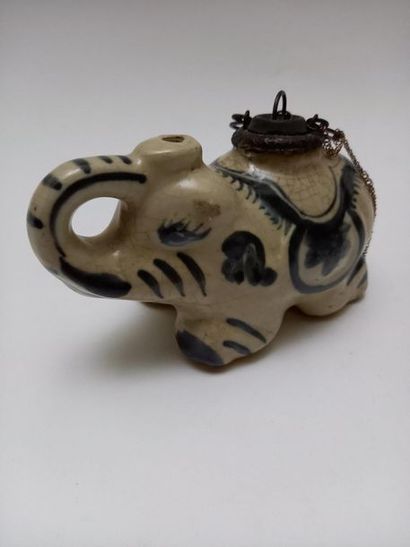 Chinese porcelain water pipe in the shape...