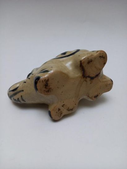 Chinese porcelain water pipe in the shape...