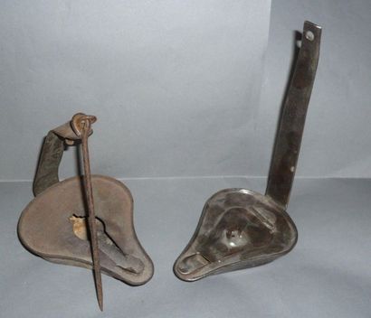 Set of two iron oil lamps with hanger.

H:...