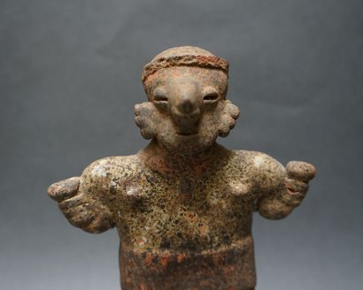 Statue présentant une femme debout portant...