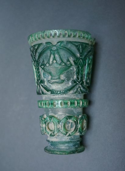 Grande coupe en verre travaillé verdâtre,...
