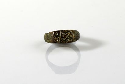Bague magique à décor d’un pentagramme. Bronze....