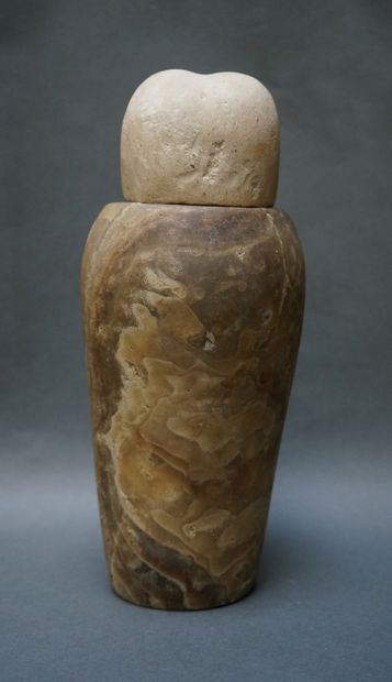 Vase canope composé d'une panse en albâtre...