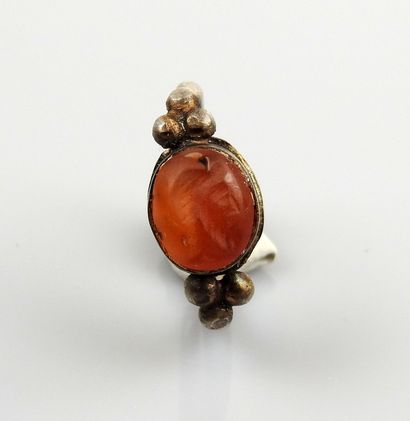 Bague à décor d’intaille représentant un...