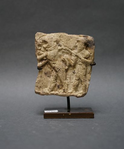Plaquette en argile représentant un homme...