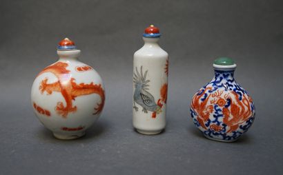 Lot of twelve decorated snuffboxes in porcelain...