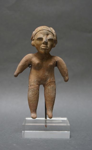 Figurine féminine debout en terre cuite beige....