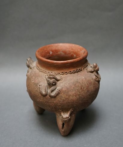 Vase à grelots en terre cuite brune. Il porte...