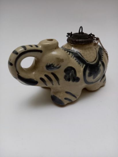 Chinese porcelain water pipe in the shape...