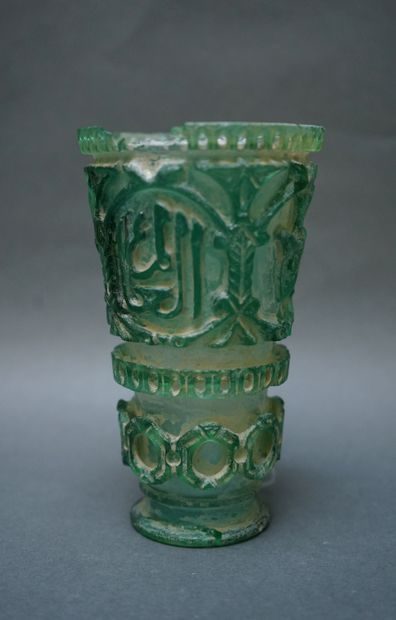Grande coupe en verre travaillé verdâtre,...