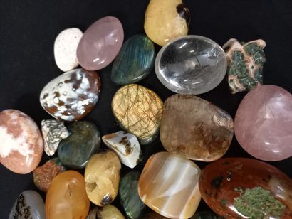 
Lot of pebble litho-therapy with :

Labradorite,...