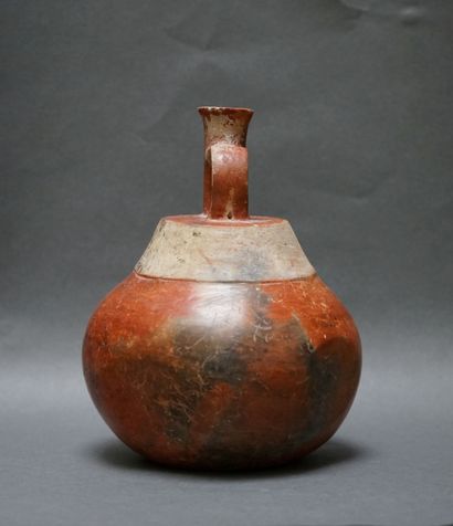 Vase boule à anse en terre cuite orangée...