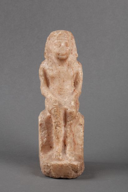 Un pharaon assis sur un trône en pierre beige...