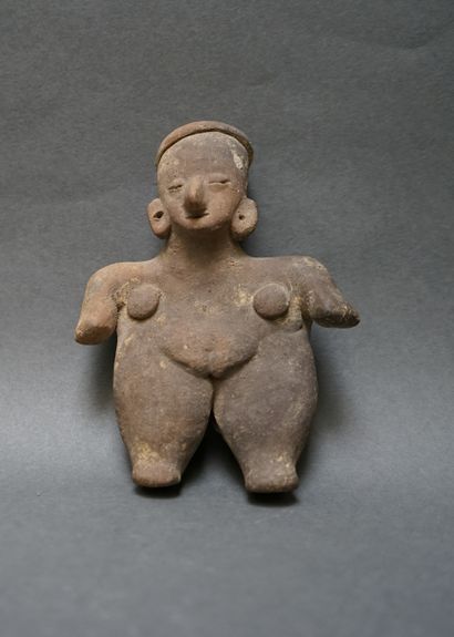 Figurine féminine debout en terre cuite grise....