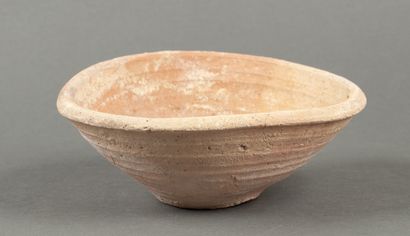 Coupe en terre cuite beige anépigraphe. 

Egypte,...