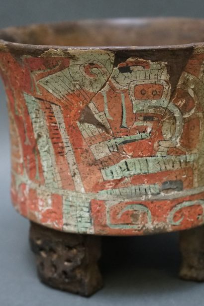 Vase cérémoniel tripode en céramique, peint...