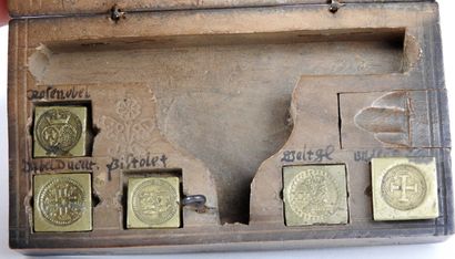 Boîte de changeur comprenant 12 poids monétaires.

Boîte...