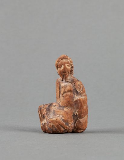 Personnage assis en bois raviné. Moyen-âge....