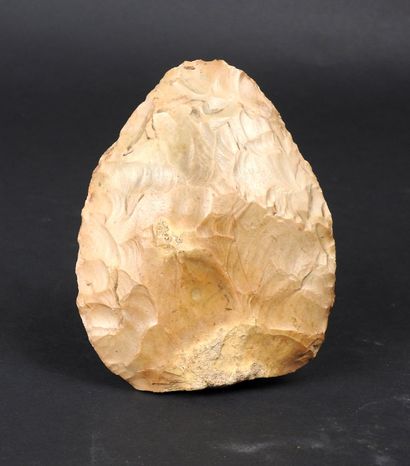 Very nice regular almond-shaped biface. Blond...