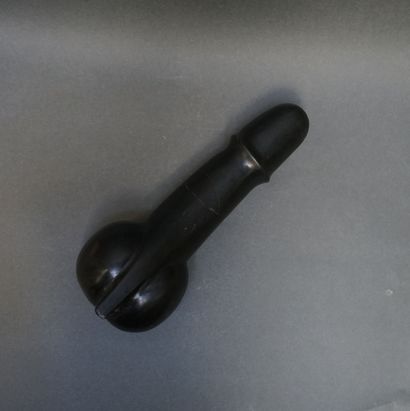 Chinese phallus in black stone (broken)....