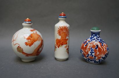 Lot of twelve decorated snuffboxes in porcelain...