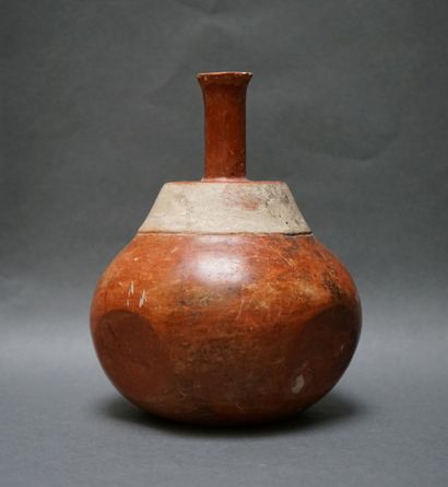Vase boule à anse en terre cuite orangée...