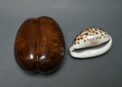 Lot composé d'un simulacre de coco fesse...