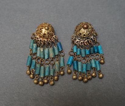 Paire de pendants d'oreilles en métal doré...