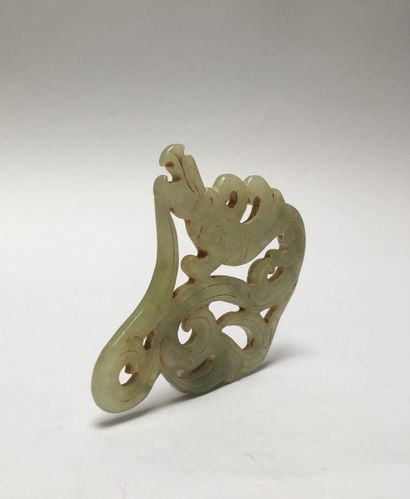Sinuous dragon in clear jade. It is carved...