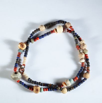 Collier de perles de verre, faïence et pierre

Période...