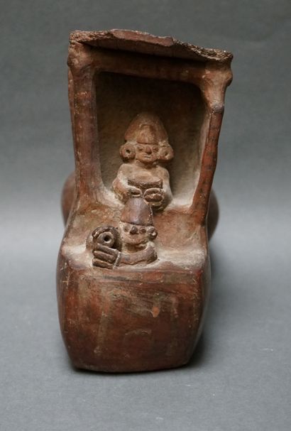 Vase à étrier en terre cuite brune avec traces...