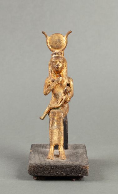 Statuette dorée représentant Isis allaitant...
