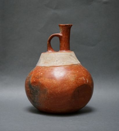 Vase boule à anse en terre cuite orangée...
