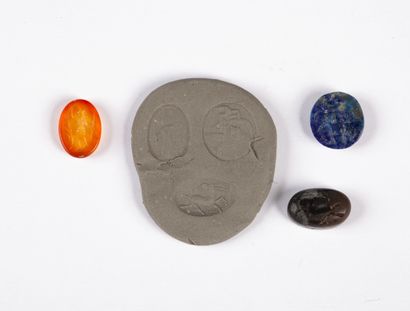 Lot composé de 3 intailles (cornaline, lapis-lazuli...