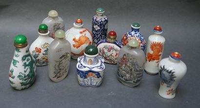 Lot of twelve decorated snuffboxes in porcelain...