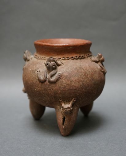 Vase à grelots en terre cuite brune. Il porte...
