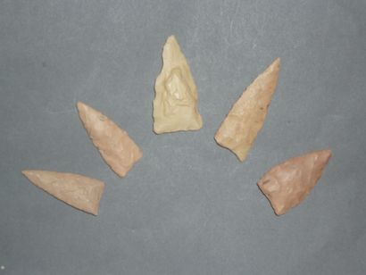 Set of five Neolithic blonde flint arrowheads...
